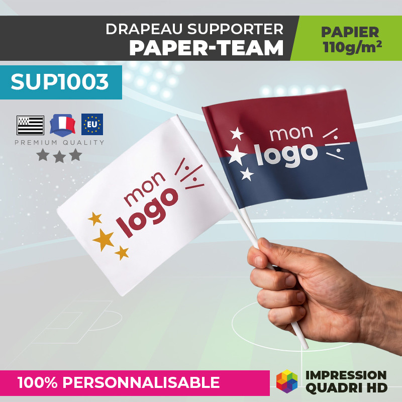 Main tenant deux petits drapeaux avec mon logo