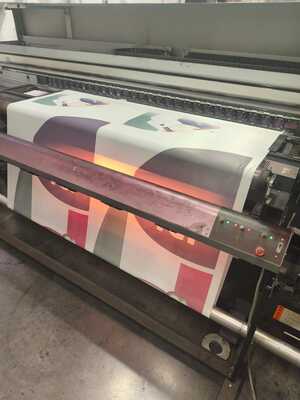 Impression par sublimation d'une voile d'oriflamme dans l'atelier Boutique Drapeau